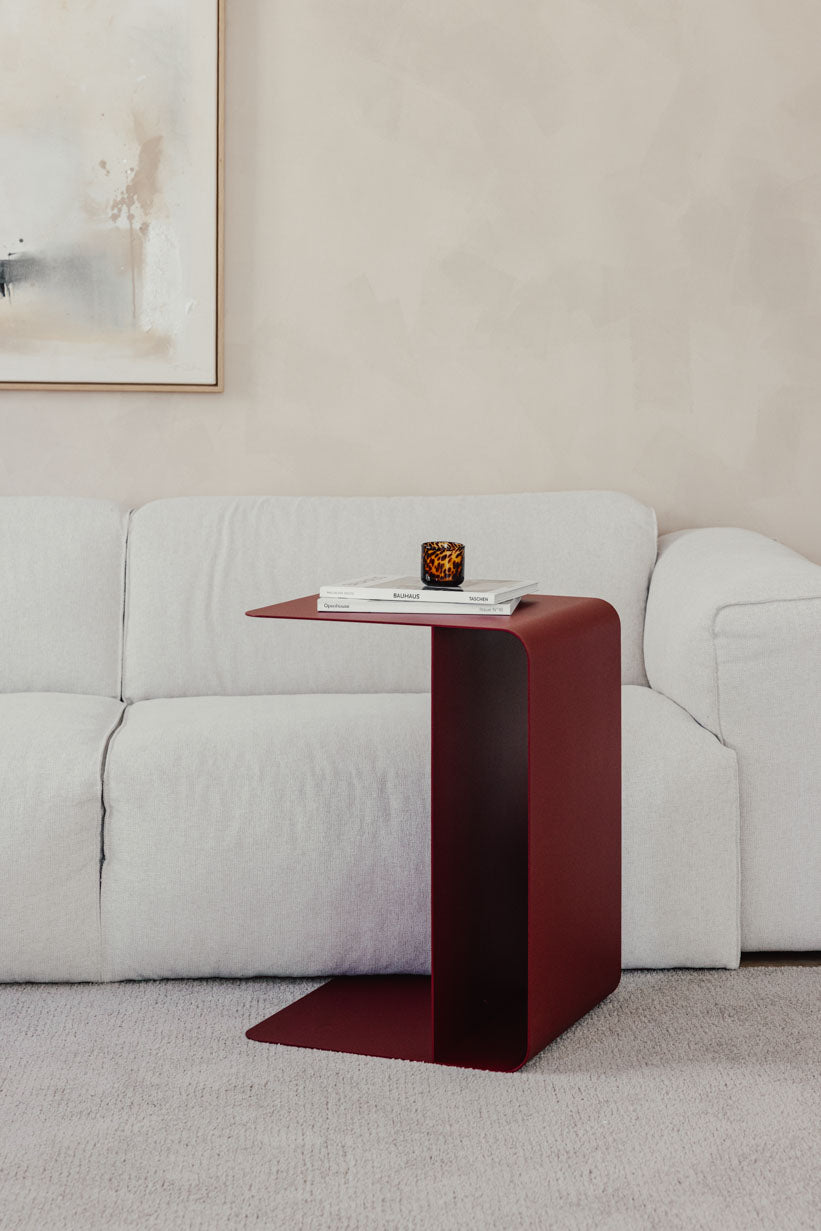 Beistelltisch COSMO aus pulverbeschichtetem Metall neben einem weißen Sofa, ideal für Wohnbereiche und Laptops.