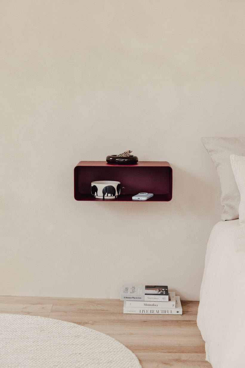 Hängender Nachttisch NELIO in modernem Design, wandmontiert, ideal für kleine Räume und minimalistische Schlafzimmer.