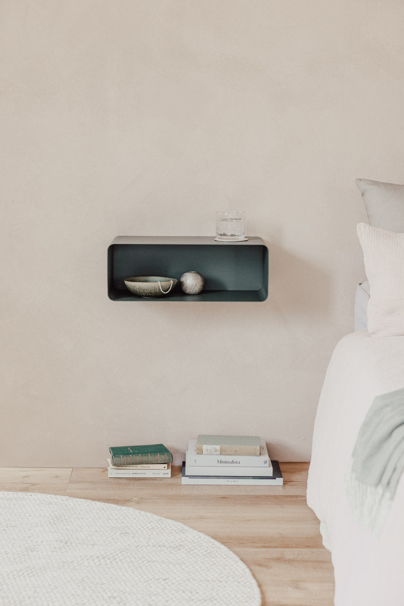 Hängender Nachttisch NELIO in modernem Design, ideal für kleine Räume im Schlafzimmer oder Gästezimmer.