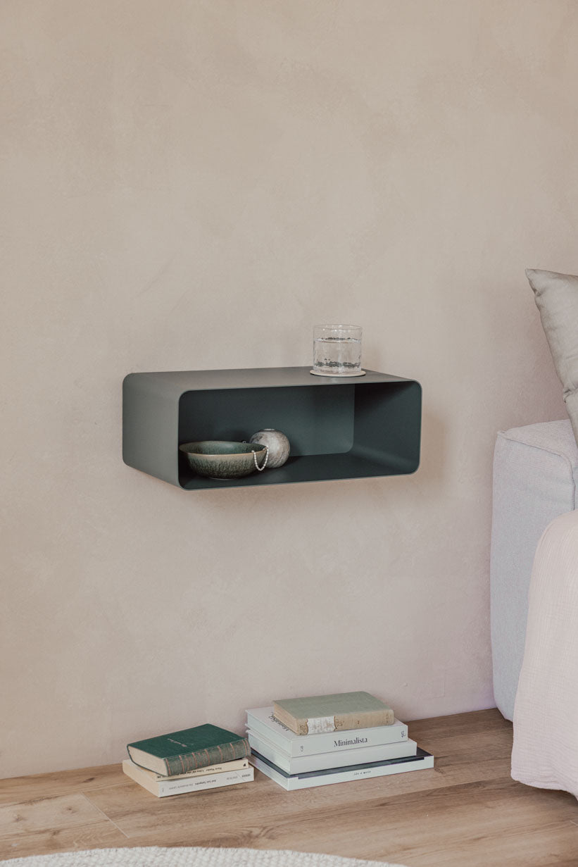 Hängender Nachttisch NELIO in grün, an der Wand montiert, mit Geschirr und Gläsern, ideal für moderne Schlafzimmer.