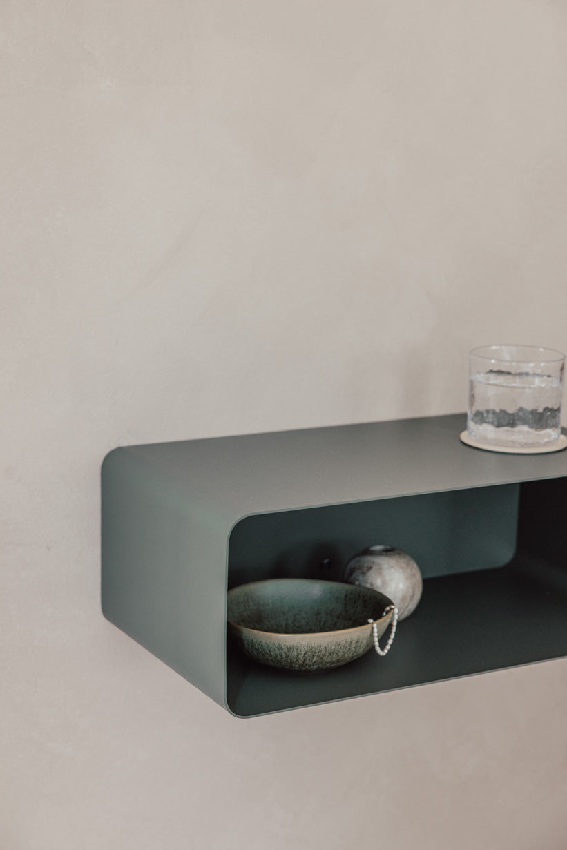 Hängender Nachttisch NELIO in modernem Design mit dekorativen Objekten auf der Ablage.