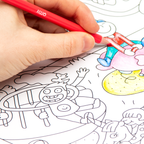 Main d'enfant coloriant le poster "Kids Life" OMY avec des feutres rouges