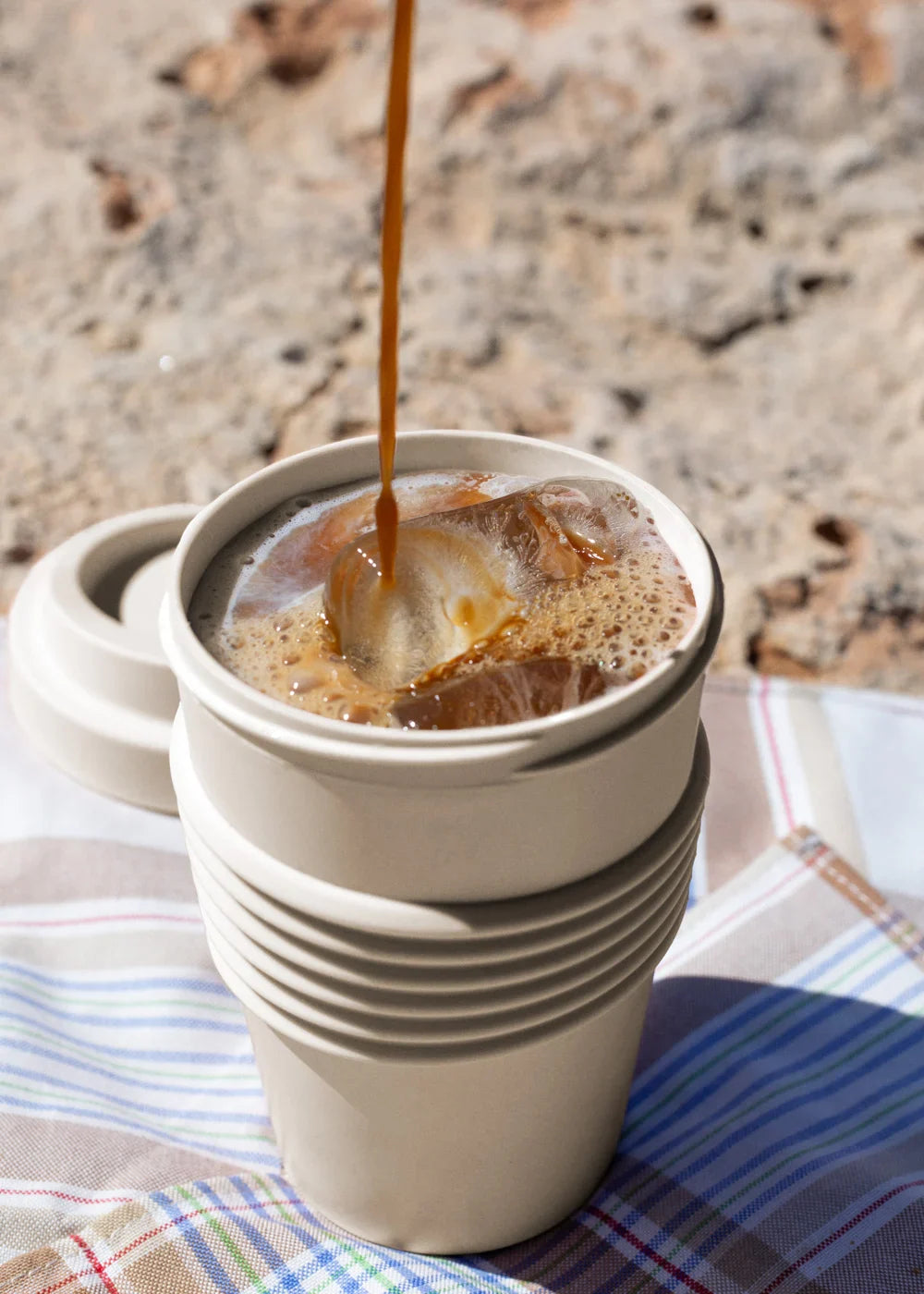 Kitchenware Outdoor Eco - Pack 2 Verres À Café Avec Couvercle Matériau Recyclé - Sable