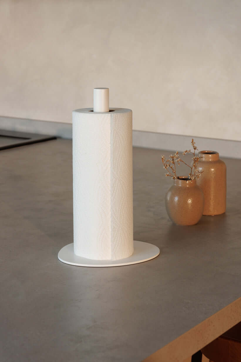 Küchenrollenhalter IVANA auf einer modernen Arbeitsfläche mit minimalistischen Vasen.