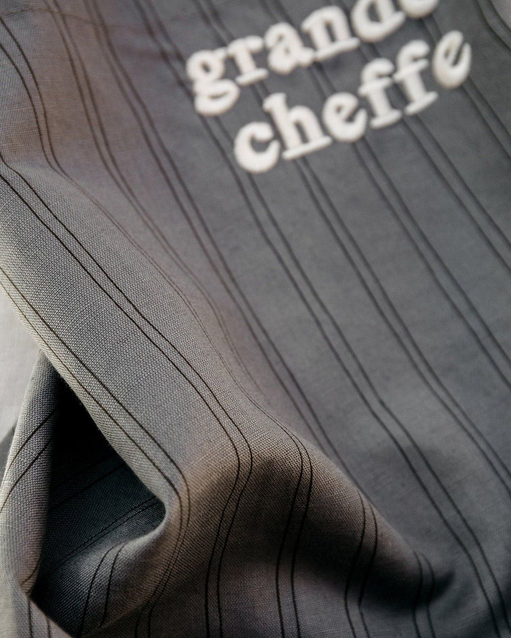 Le Tablier Grande Cheffe En Coton Et Lin - Rayures Gris Souris - Emoi Emoi - The Bradery