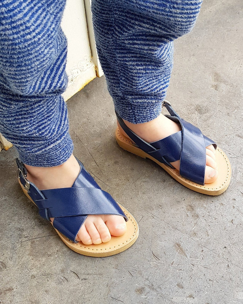 Les sandales enfant - en cuir bleu grecque - Théluto x émoi émoi Sandales Théluto
