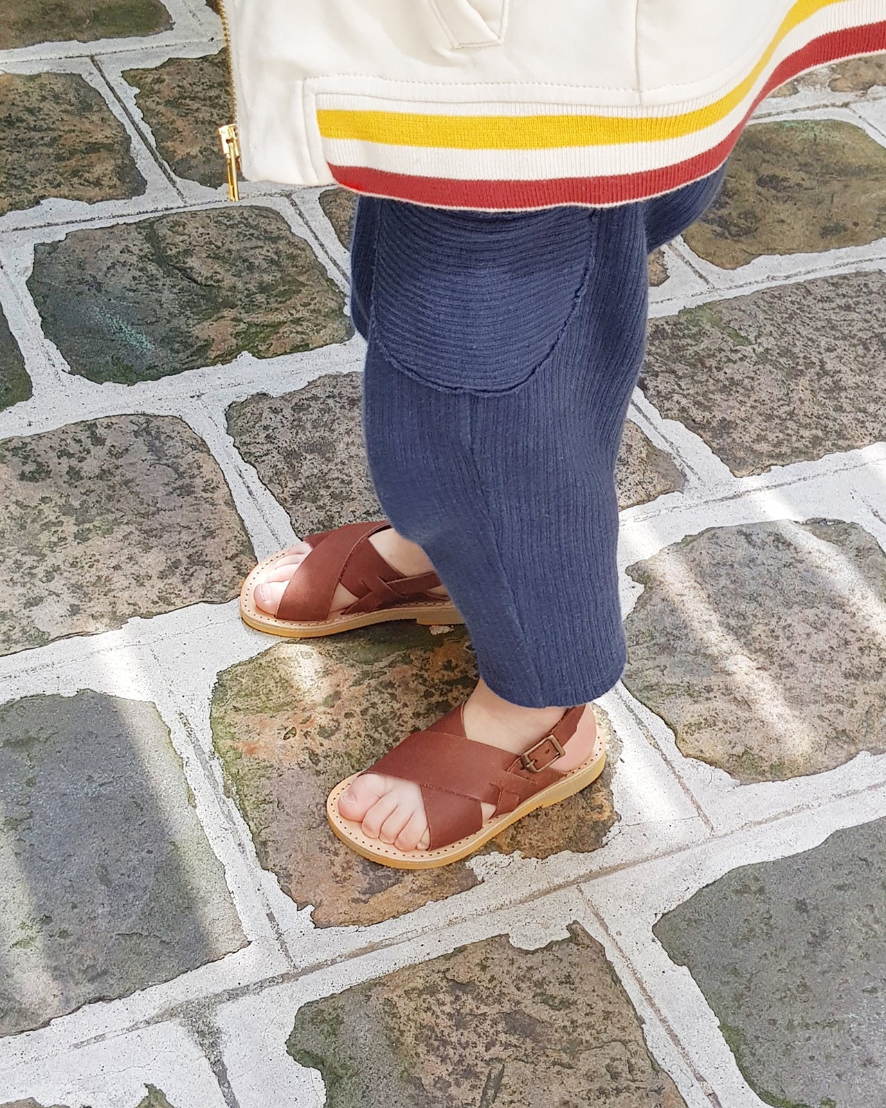Les Sandales Enfant Toms - En Cuir Camel - Théluto X Émoi Émoi