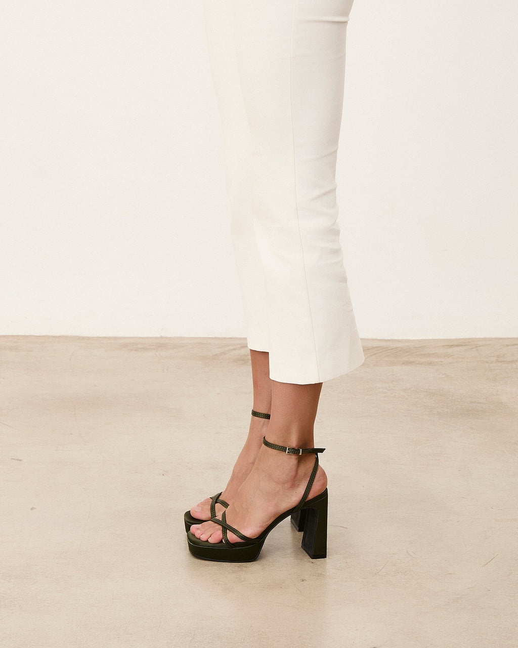Mim shoes Sandalia de tacón GRETA OLIVA SATIN