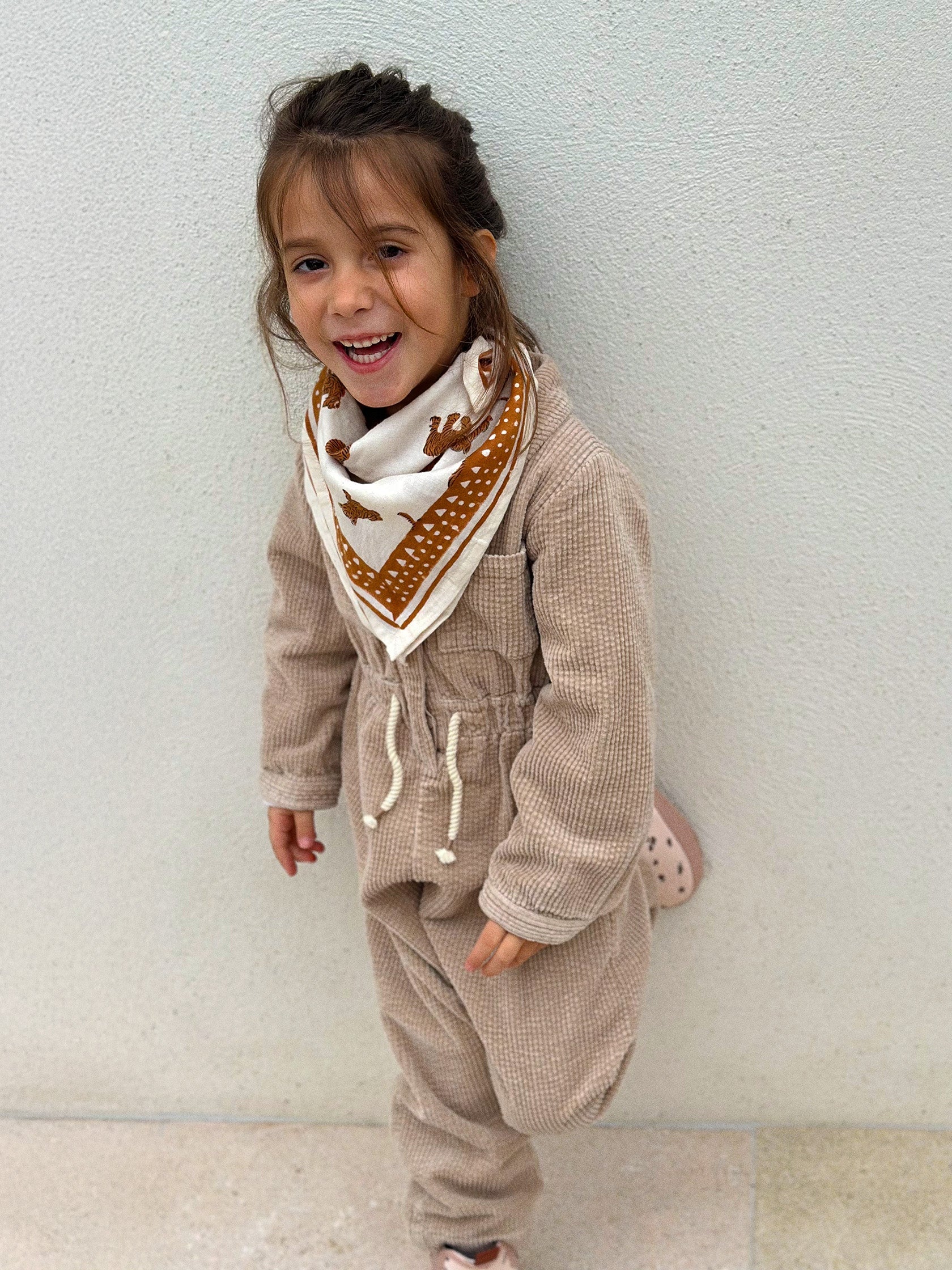 petit-foulard-50cm-motif-tigre-orange-et-blanc-milinane-pour-enfant