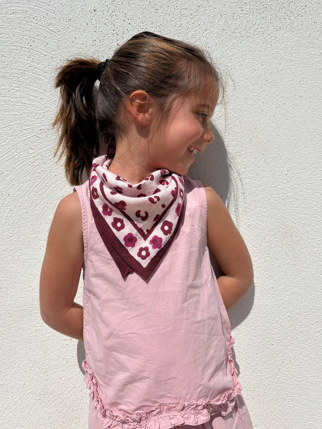 petit-foulard-oscar-50-par-50-enfant-adulte-graou-milk-rose-leopard-motif-porte-milinane