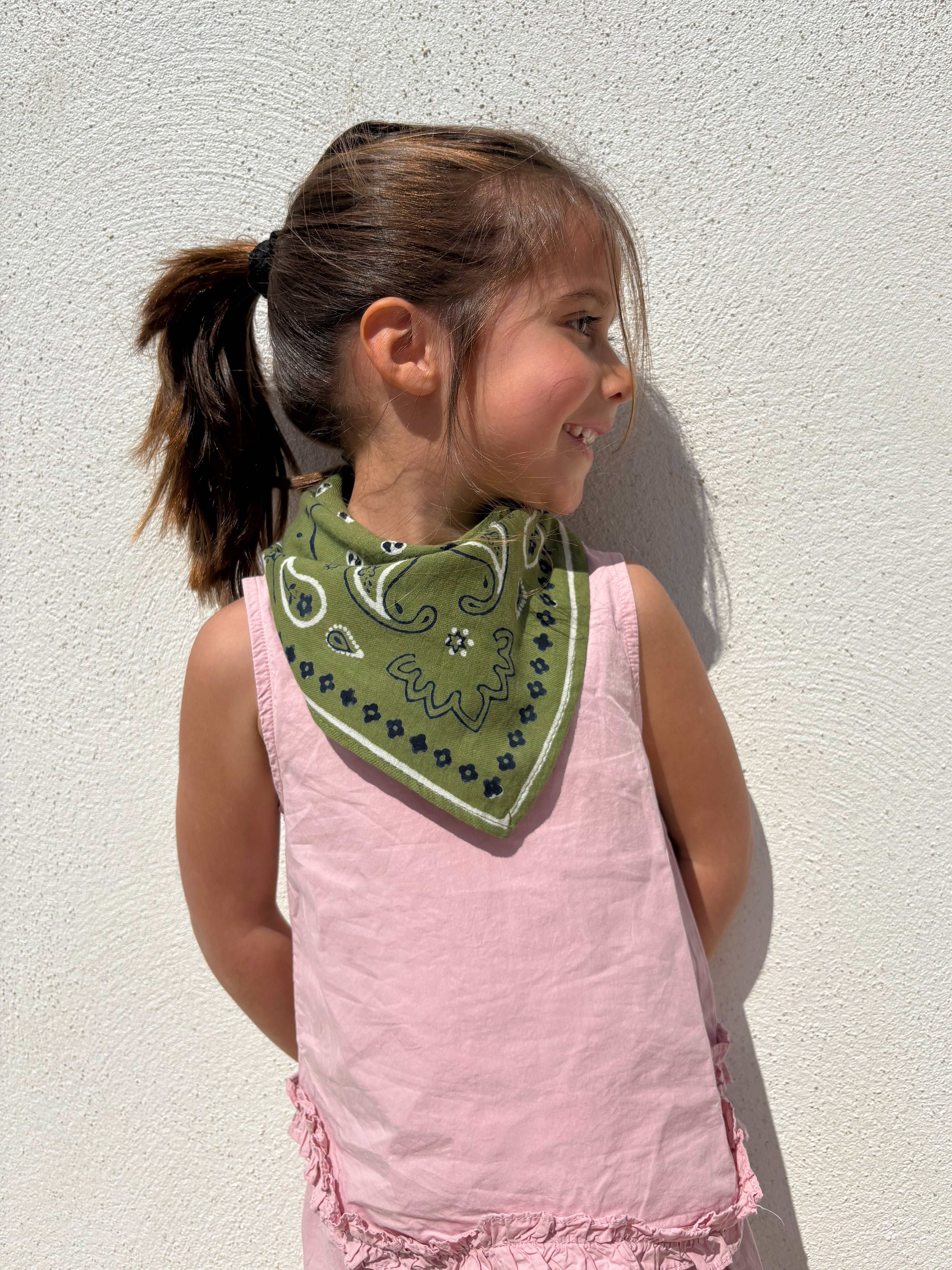 petit-foulard-oscar-enfant-50-par-50-bandana-kaki-motif-paisley-block-print-milinane