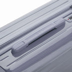 Poignée supérieure rigide de la valise GYL Intemporelle argent avec logo embossé sur le dessus. #couleur_argent