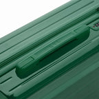 Poignée supérieure rigide de la valise GYL Intemporelle sapin avec logo embossé sur le dessus. #couleur_sapin