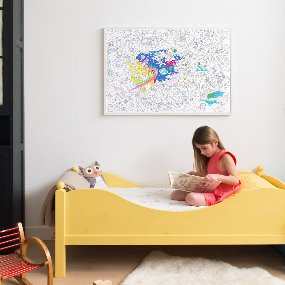Poster Cosmos à colorier accroché dans une chambre d’enfant