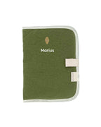 protege-carnet-de-sante-vert-olive-personnalisé-pour-bebe-avec-prenom-milinane