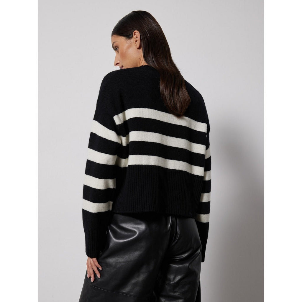 Pull - Ivana - Noir - NOTSHY - The Bradery