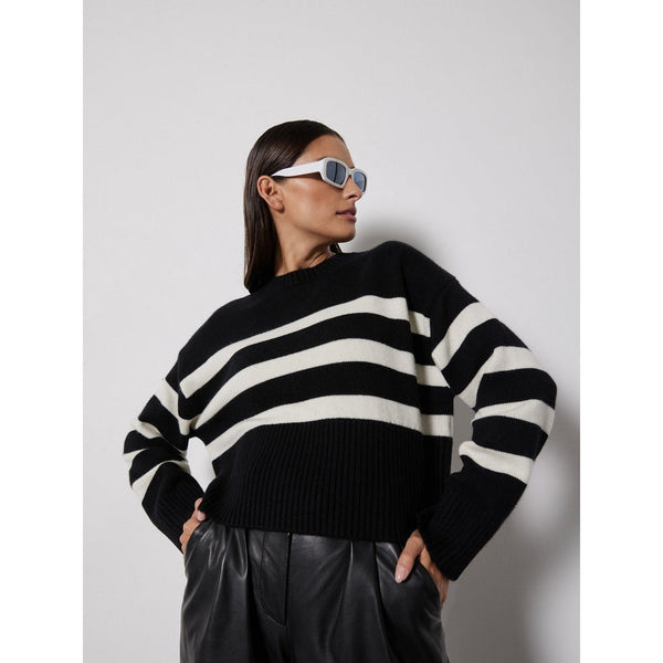 Pull - Ivana - Noir - NOTSHY - The Bradery