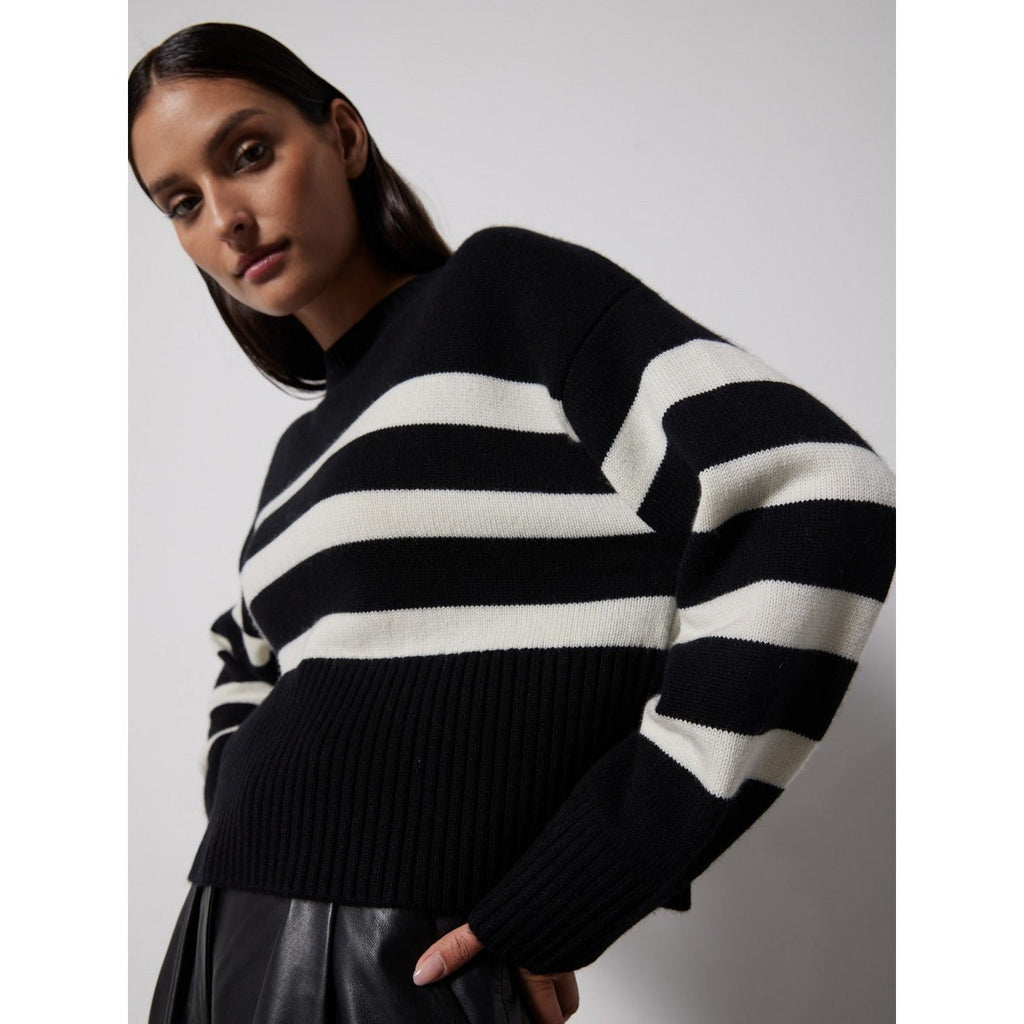 Pull - Ivana - Noir - NOTSHY - The Bradery