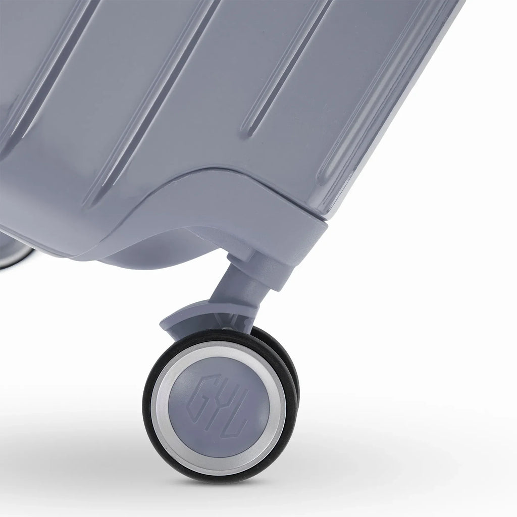 Roue double 360° de la valise GYL Intemporelle argent avec gravure du logo GYL sur le moyeu. #couleur_argent
