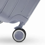Roue double 360° de la valise GYL Intemporelle argent avec gravure du logo GYL sur le moyeu. #couleur_argent