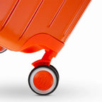 Roue double 360° de la valise GYL Intemporelle orange avec gravure du logo GYL sur le moyeu. #couleur_orange