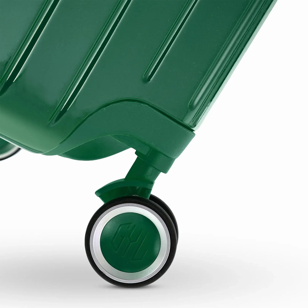 Roue double 360° de la valise GYL Intemporelle sapin avec gravure du logo GYL sur le moyeu. #couleur_sapin