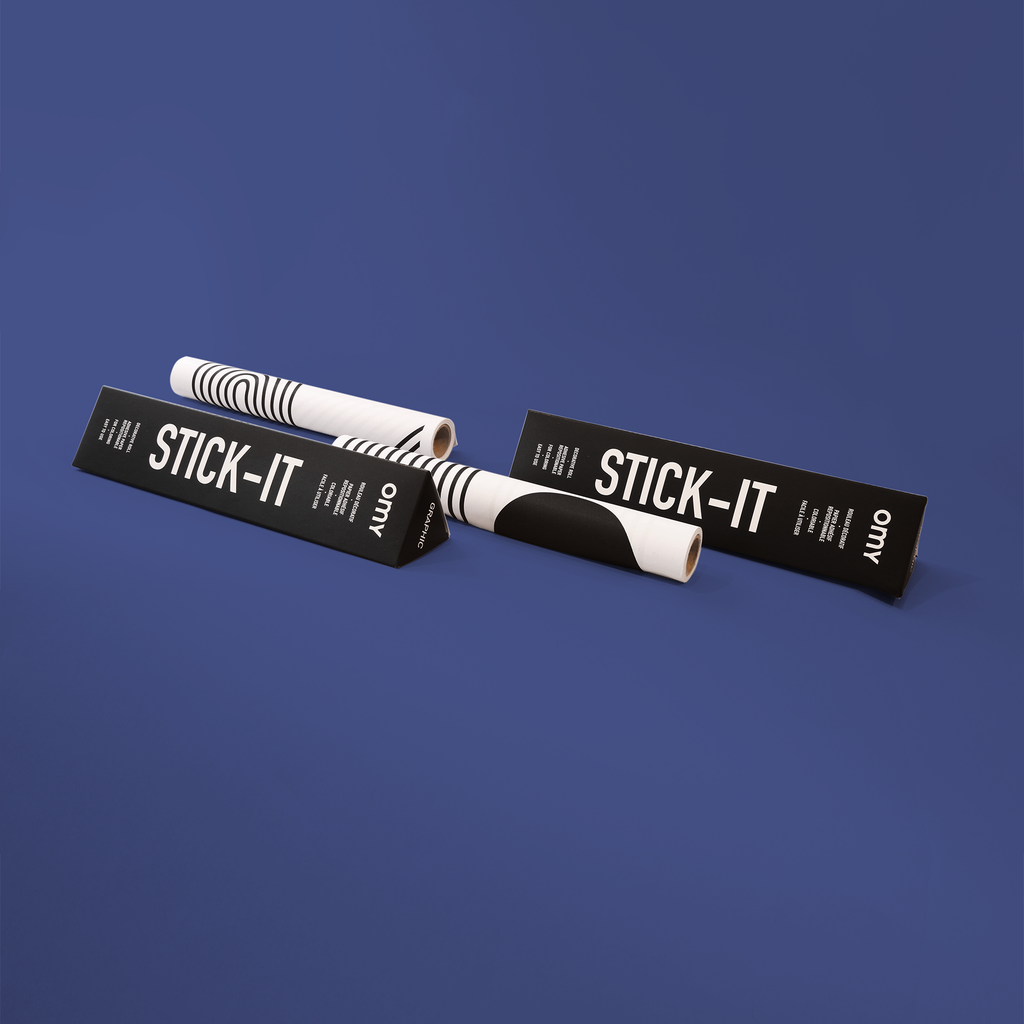 Rouleaux adhésifs Stick-it GRAPHIC OMY en noir et blanc, motifs géométriques pour customiser meubles et objets déco.