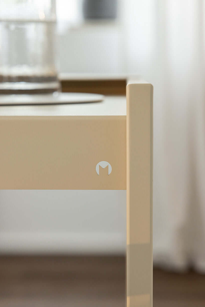 Detailansicht vom Schreibtisch DONNA mit minimalistischer Formgebung und eleganter Oberfläche.