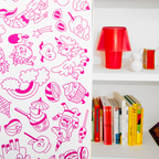Décoration murale repositionnable OMY Stick-it Dreamland appliquée verticalement sur un meuble blanc, avec motifs arc-en-ciel, licornes et sucreries.