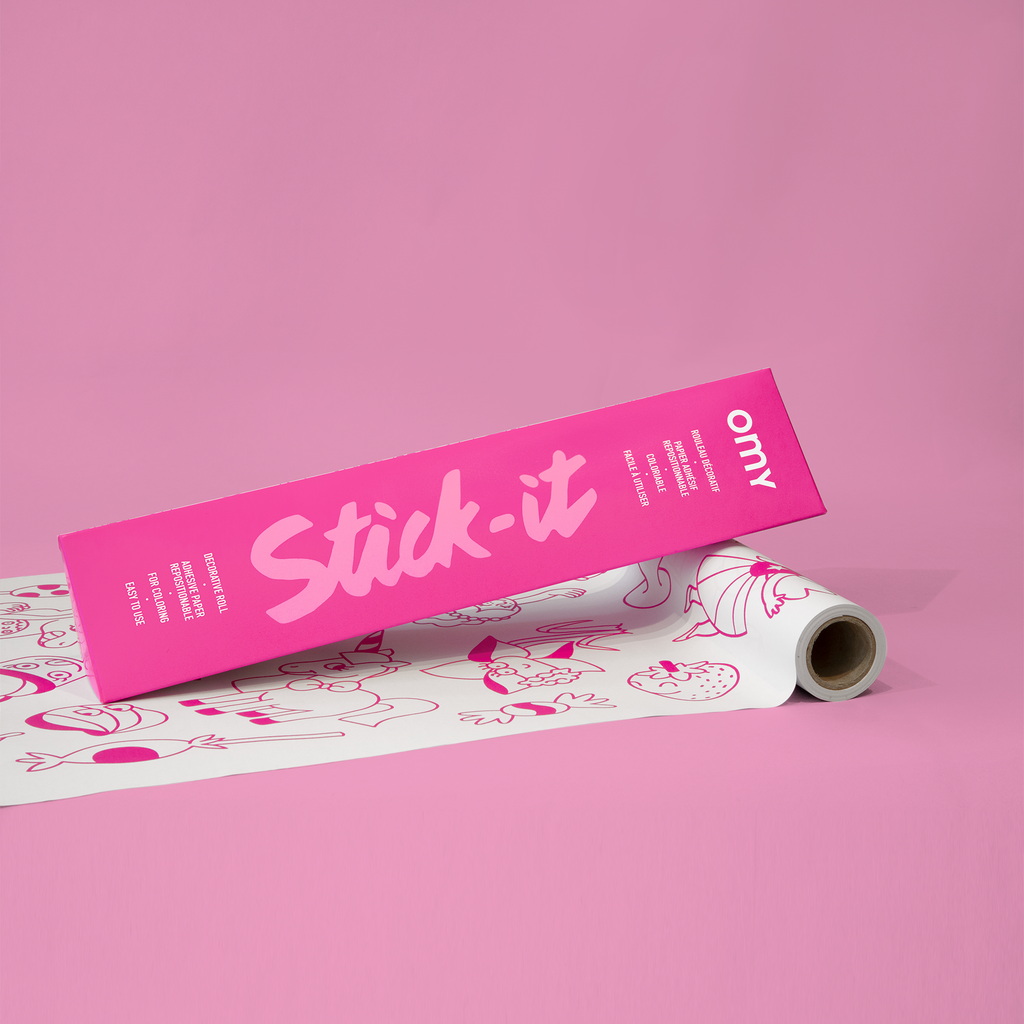 Rouleau de papier adhésif OMY Stick-it Dreamland avec illustrations licornes et sirènes sur fond rose, idéal pour décorer les meubles et murs des chambres d’enfants.