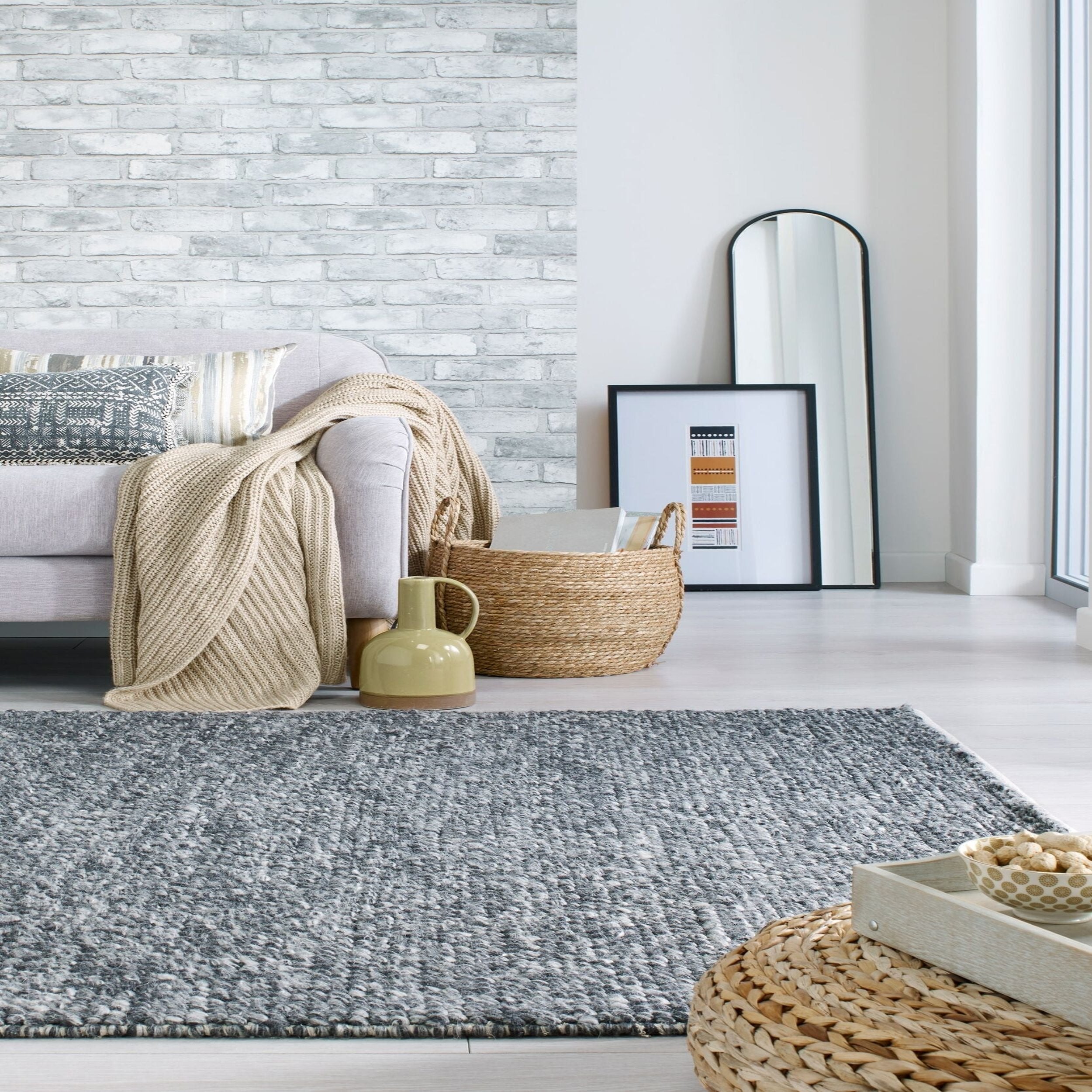tapis de salon en laine bouclee gris dans un salon#couleur_gris