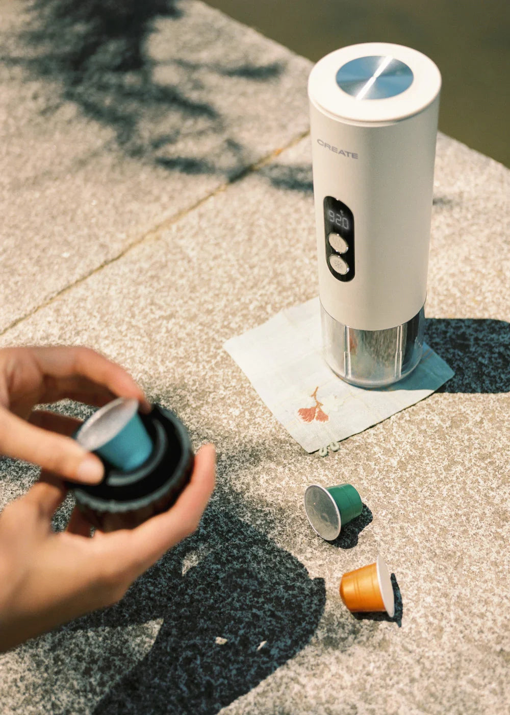 Thera Move - Cafetière Espresso Portable 15 Bars Pour Capsules Et Café Moulu - Avec Mallette De Transport - Blanc Cassé