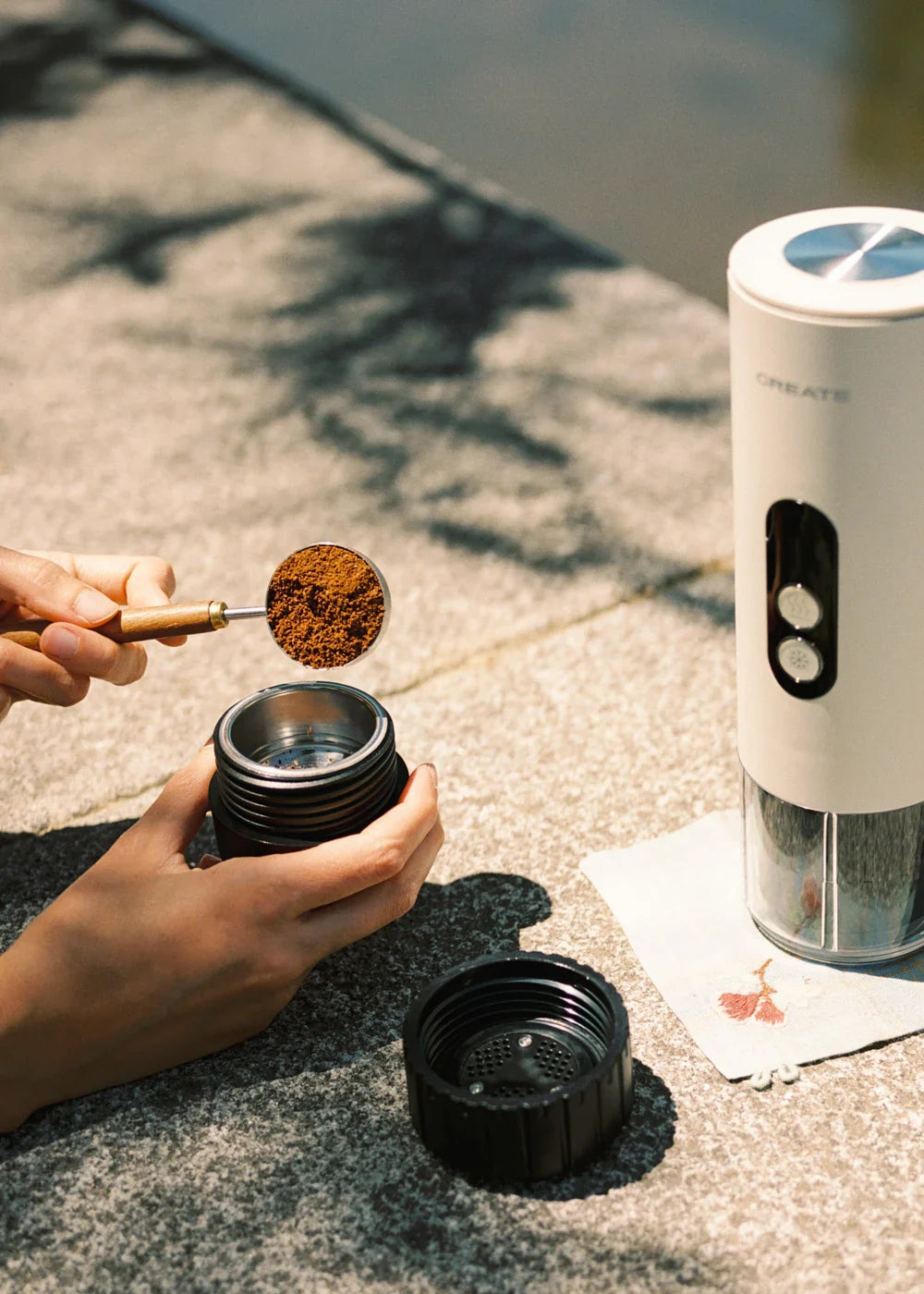 Thera Move - Cafetière Espresso Portable 15 Bars Pour Capsules Et Café Moulu - Avec Mallette De Transport - Blanc Cassé