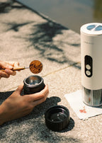 Thera Move - Cafetière Espresso Portable 15 Bars Pour Capsules Et Café Moulu - Avec Mallette De Transport - Blanc Cassé