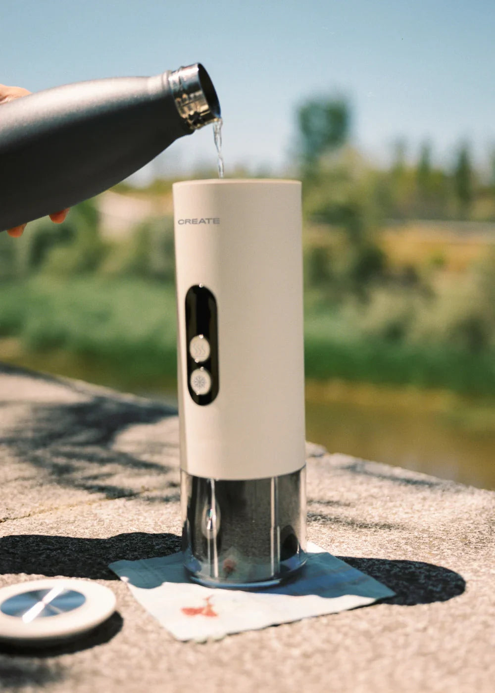 Thera Move - Cafetière Espresso Portable 15 Bars Pour Capsules Et Café Moulu - Avec Mallette De Transport - Blanc Cassé