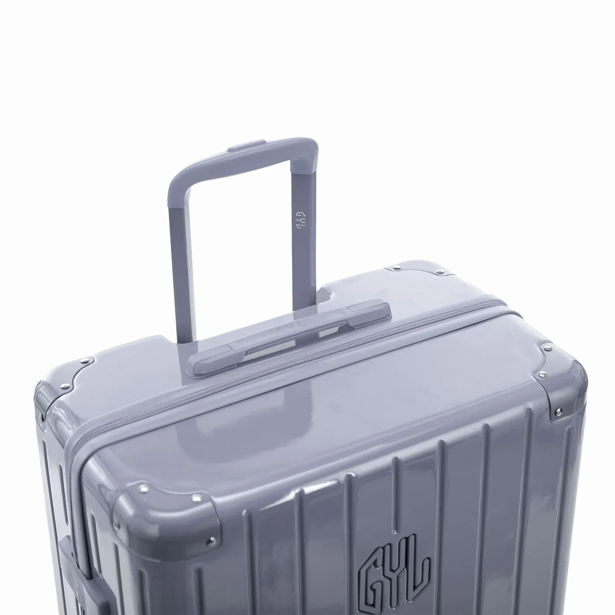 Poignée trolley télescopique GYL déployée sur la valise Intemporelle argent en polycarbonate. #couleur_argent