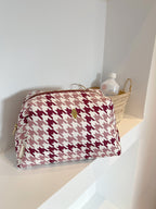 trousse-de-toilette-jade-bebe-maman-cocotte-vieux-rose-pied-de-poule-rose-bordeaux-blanc-ambiance-milinane